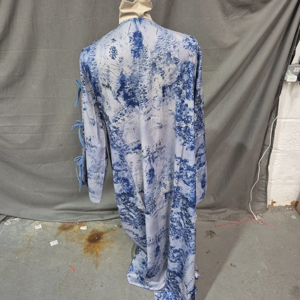 BLUE & WHITE MARBLE PRINT SATIN ROBE / DRESSING GOWN, SIZE M (WOMEN'S)