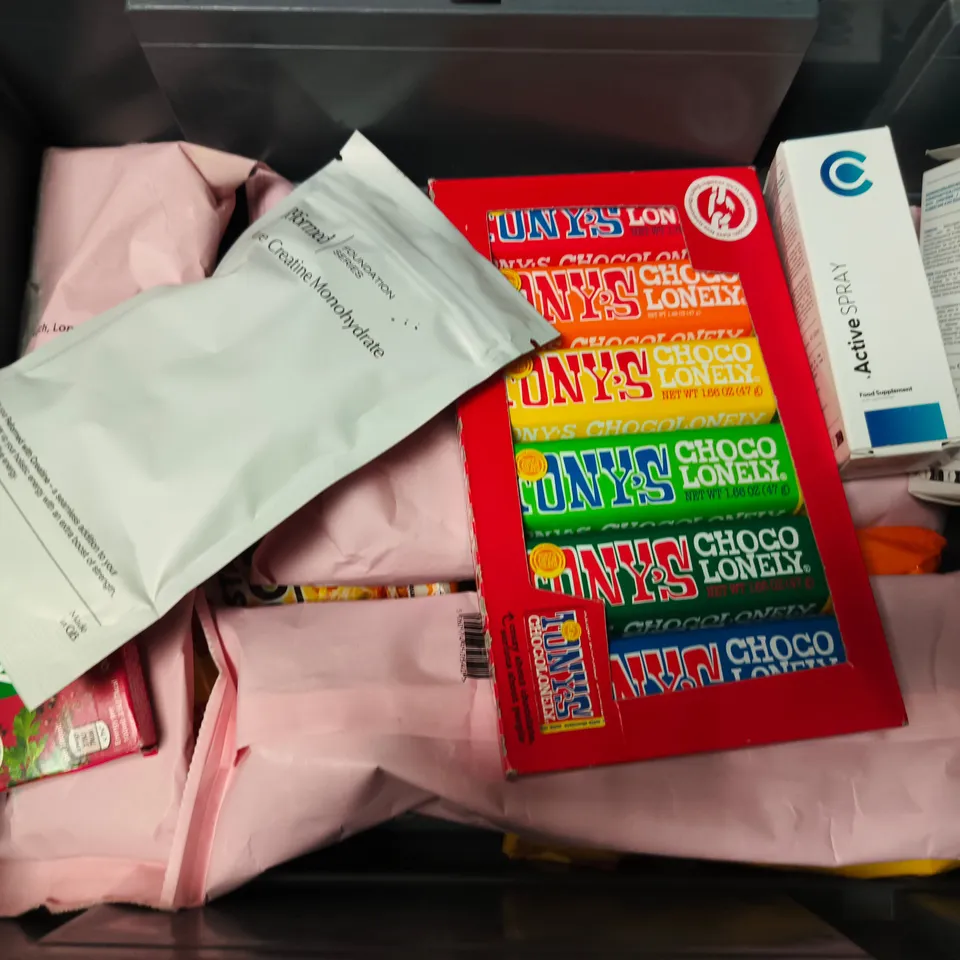 APPROXIMATELY 10 ASSORTED FOOD & DRINK ITEMS TO INCLUDE GRIND COFFEE, TONYS CHOCOLONEY, INSTANT NOODLES, ETC - COLLECTION ONLY