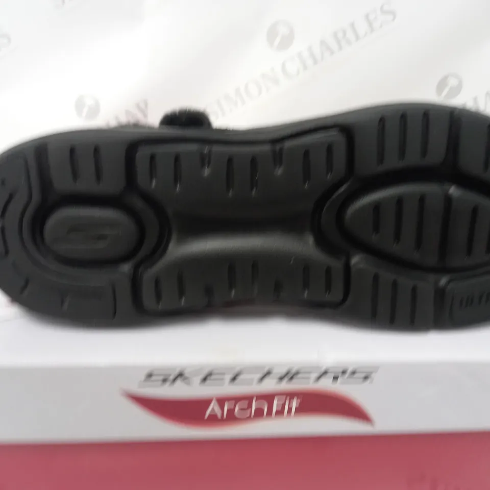 BOXED PAIR OF SKECHERS GO WALK ARCH FIT CHUGGA BOOTS BLACK, UK SIZE 7
