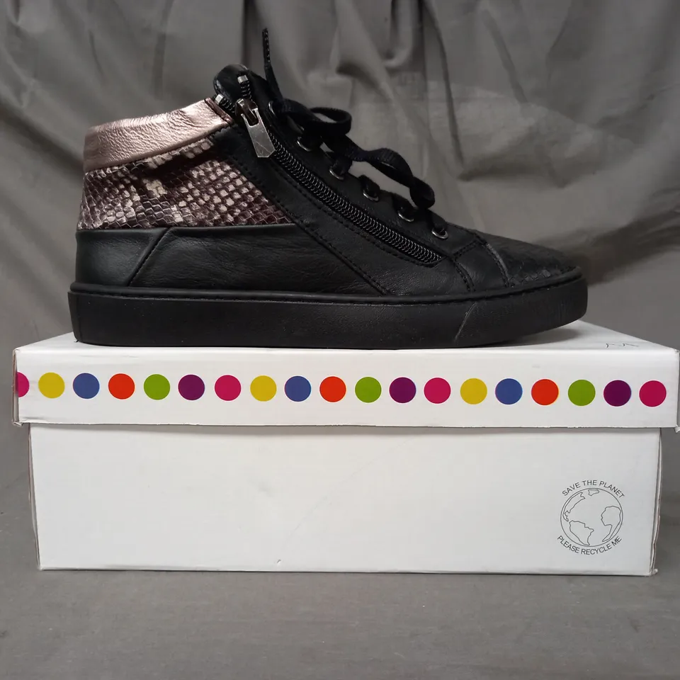 BOXED PAIR OF ADESSO LUNA ZIP TRAINERS IN BLACK SIZE 6