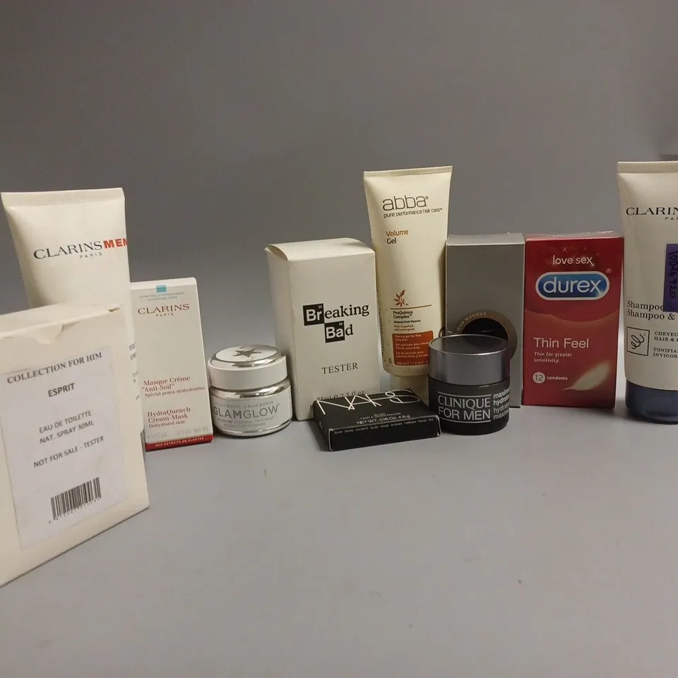 APPROXIMATELY 30 ASSORTED COSMETIC GOODS TO INCLUDE CLARINS SHAMPOO (200ml), BREAKING BAD TESTER (75ml), CLINIQUE MAXIMUM HYDRATOR TESTER, ETC
