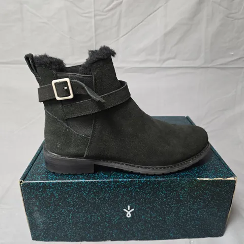 EMU AUSTRALIA BLACK SUEDE ANKLE BOOTS WITH FUR LINING (W9/M8) – BOXED