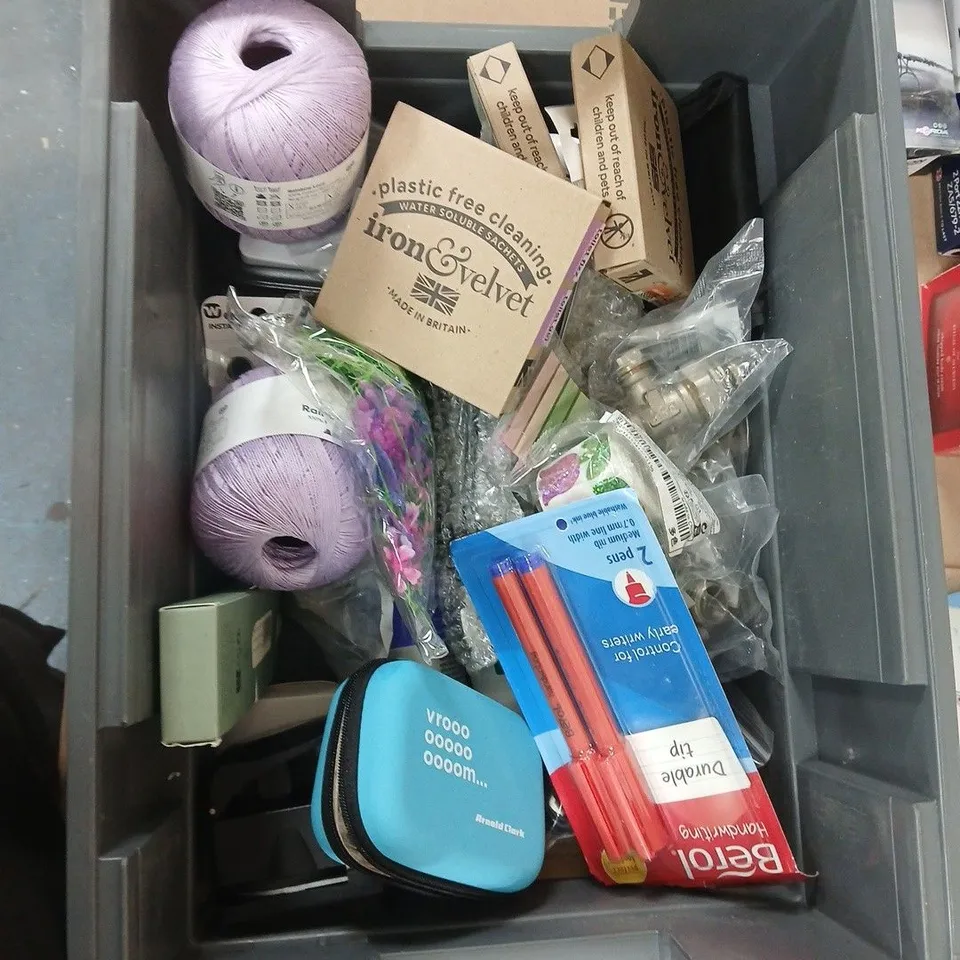 APPROXIMATELY 15 ASSORTED HOUSEHOLD PRODUCTS TO INCLUDE SMOL DISHWASHER TABLETS, 5 BLACK ACRYLIC PENS, SOLAR ANIMAL REPELLER ETC 