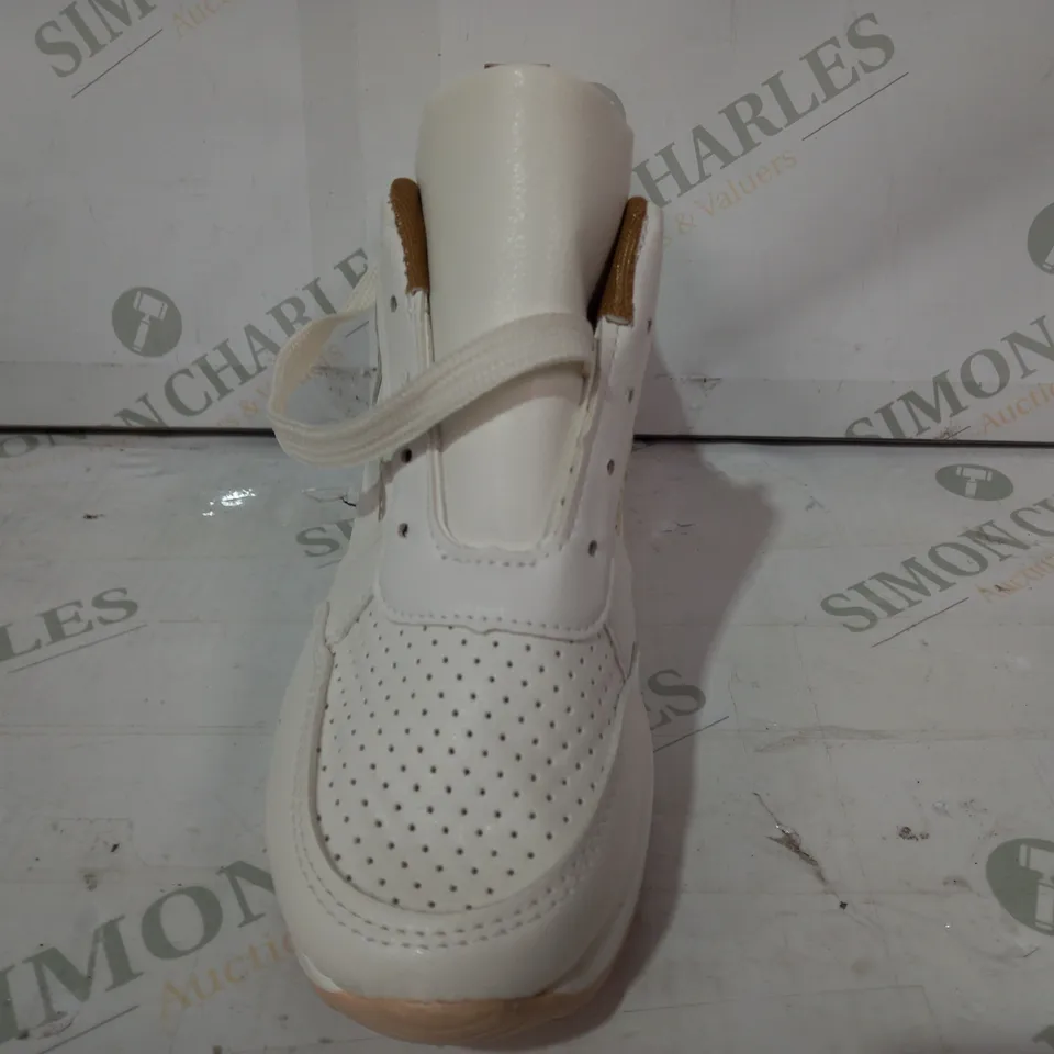 PAIR OF DESIGNER TRAINERS IN CREAM EU SIZE 37