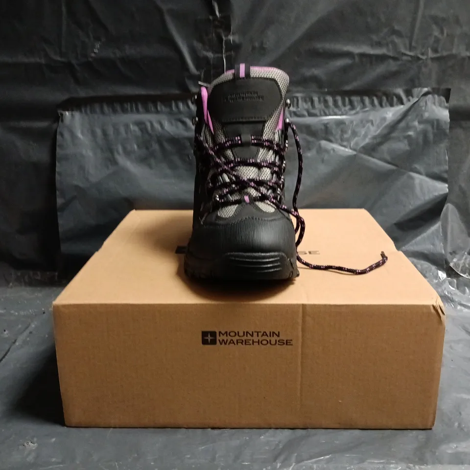 BOXED PAIR OF MOUNTAIN WAREHOUSE ADVENTURER WOMENS WATERPROOF WALKING BOOTS IN BLACK/PURPLE SIZE UK 6