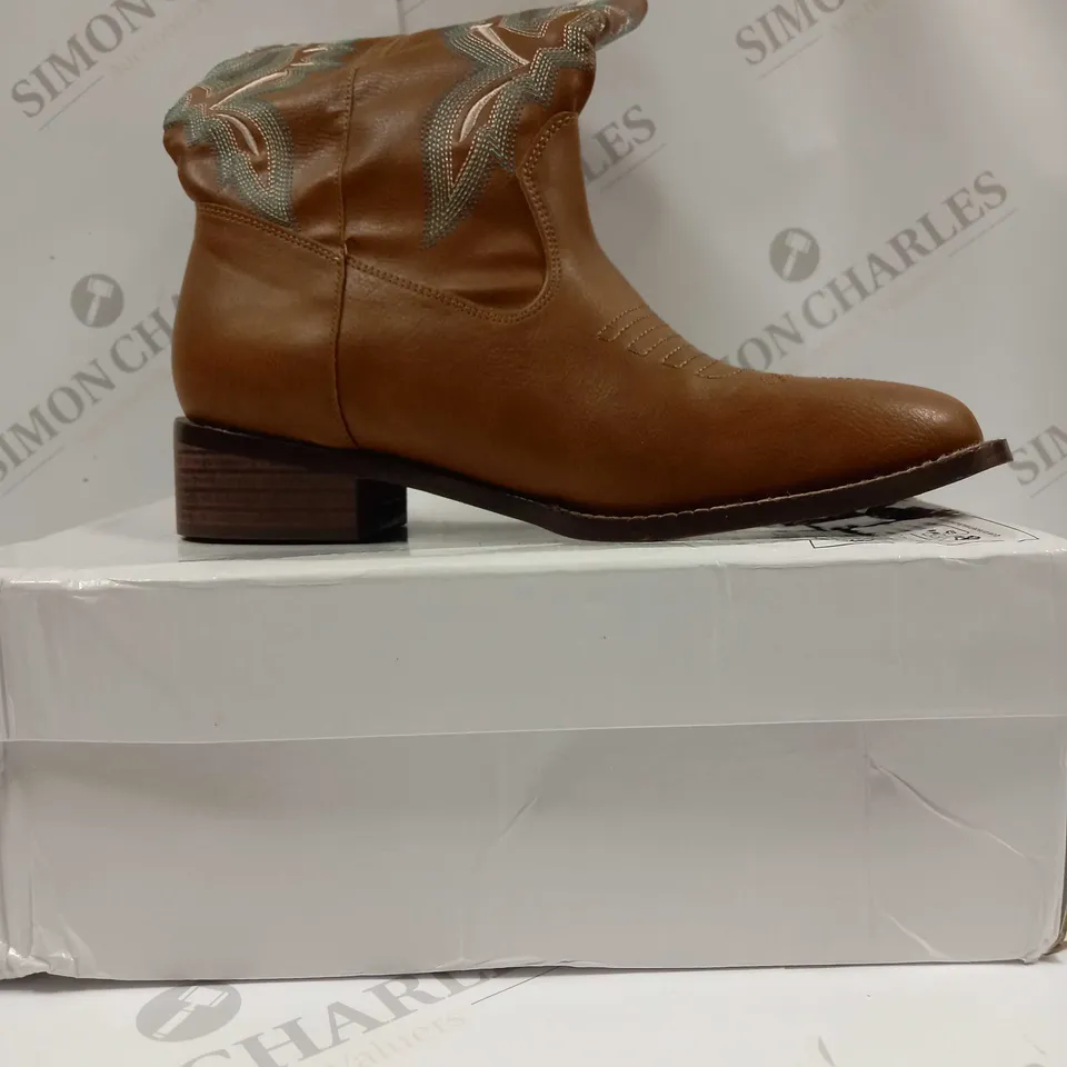 BOXED PAIR OF COWBOY BOOTS UK SIZE 6.5