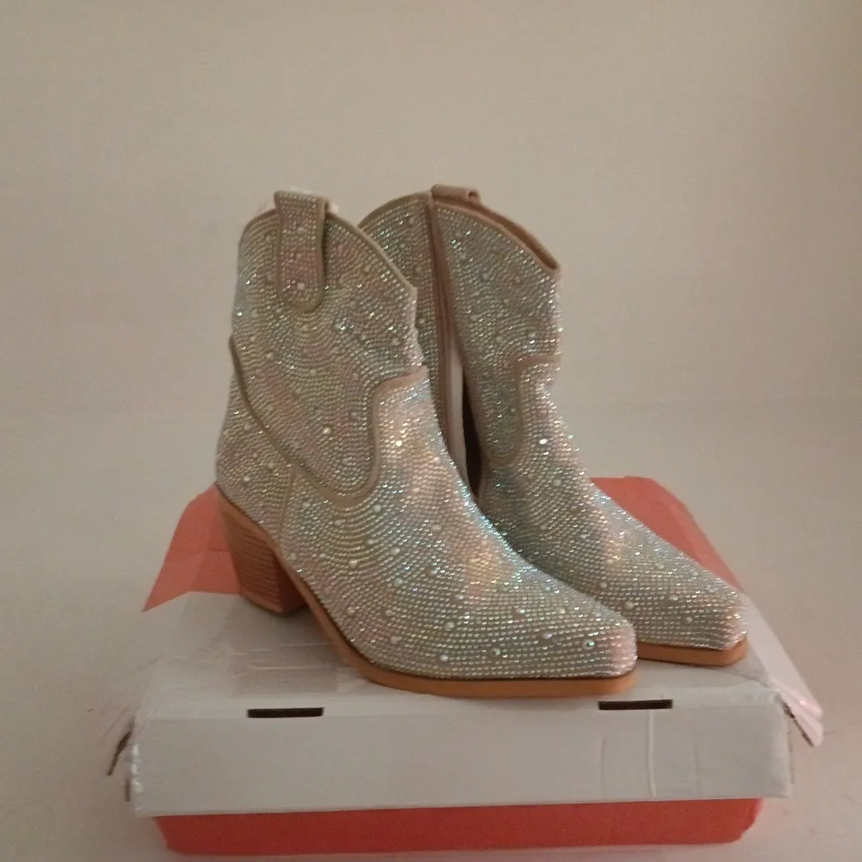 WOMEN'S RHINESTONE-EMBELLISHED ANKLE BOOTS WITH BLOCK HEEL – SILVER SIZE 39 BOXED