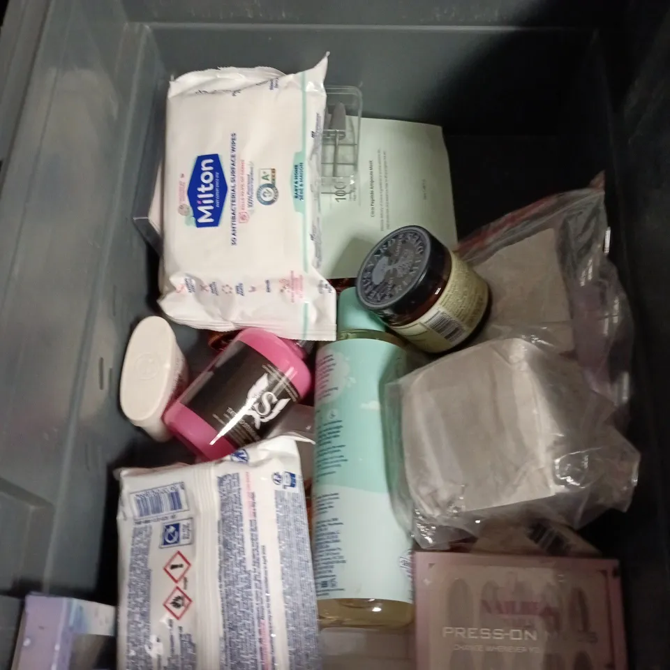 APPROXIMATEY 20 ASSORTED HEALTH AND BEAUTY PRODUCTS TO INCLUDE - CHILD'S FARM BABY BUBBLE BATH - SURE ROLL ON DEODORANT AND VASELINE PROTECTING JELLY