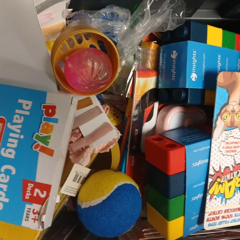 APPROXIMATELY 10 ASSORTED TOYS AND GAMES TO INCLUDE BATH TOYS STORAGE, PLAYING CARDS, ETC