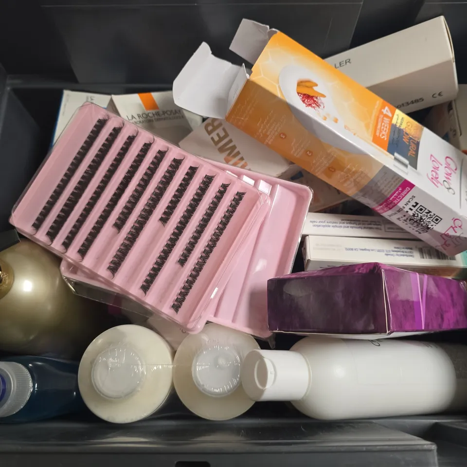 APPROXIMATELY 15 ASSORTED HEALTH & BEAUTY PRODUCTS TO INCLUDE BAYLIS & HARDING, HAND WASH, REVOLUTION VITAMIN BASE PRIMER, OLAPLEX TRIO, ETC - COLLECTION ONLY