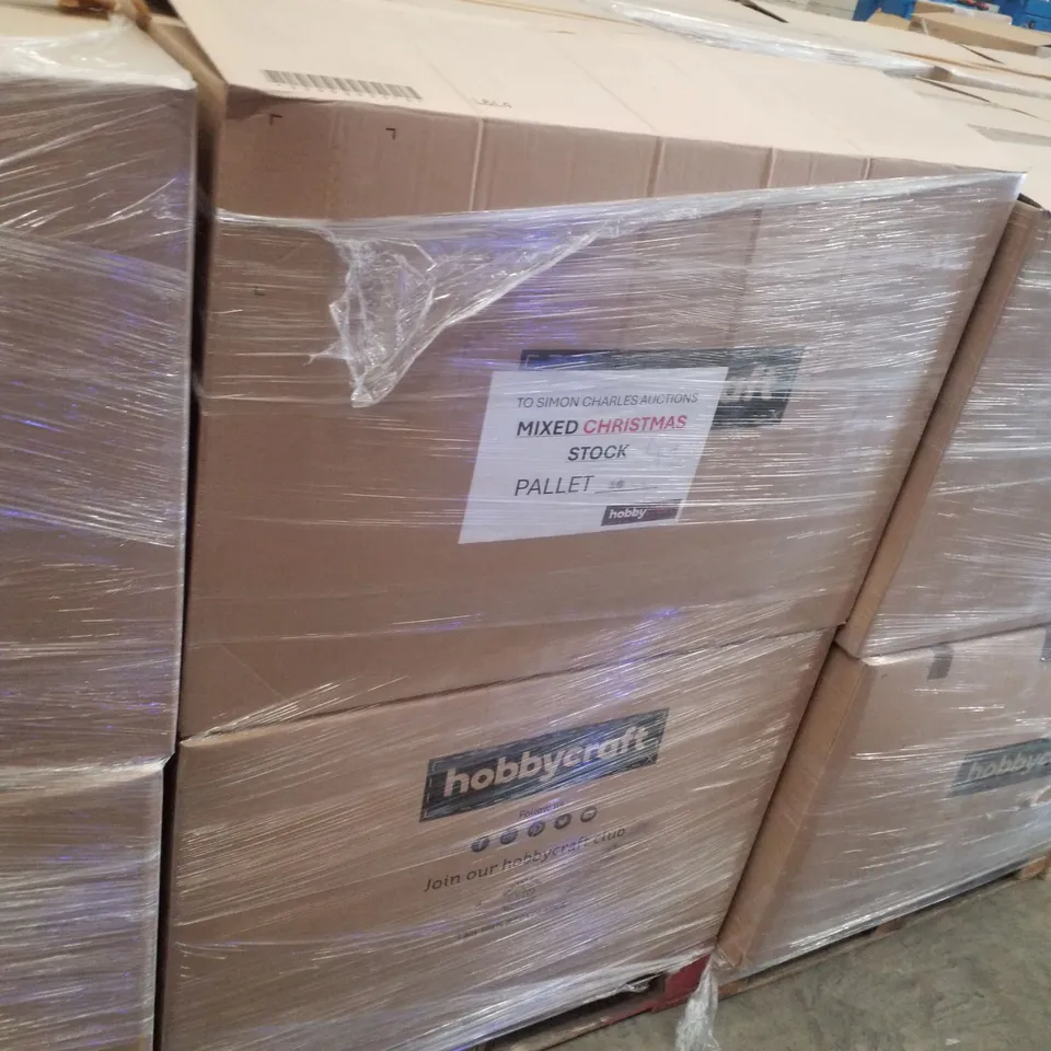 PALLET CONTAINING ASSORTED SEASONAL PRODUCTS & DECORATIONS INCLUDING RATTAN WREATHS, 3D WOODEN STARS, MEDIUM GREEN WREATHS & PLUSH PUMKINS