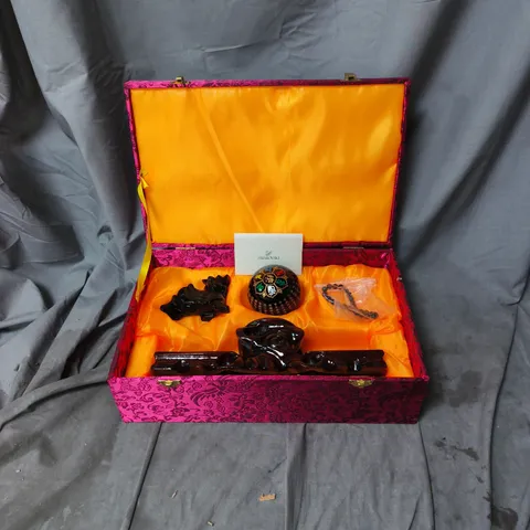SWAROVSKI CRYSTAL DECORATIVE SET IN PINK PRESENTATION BOX