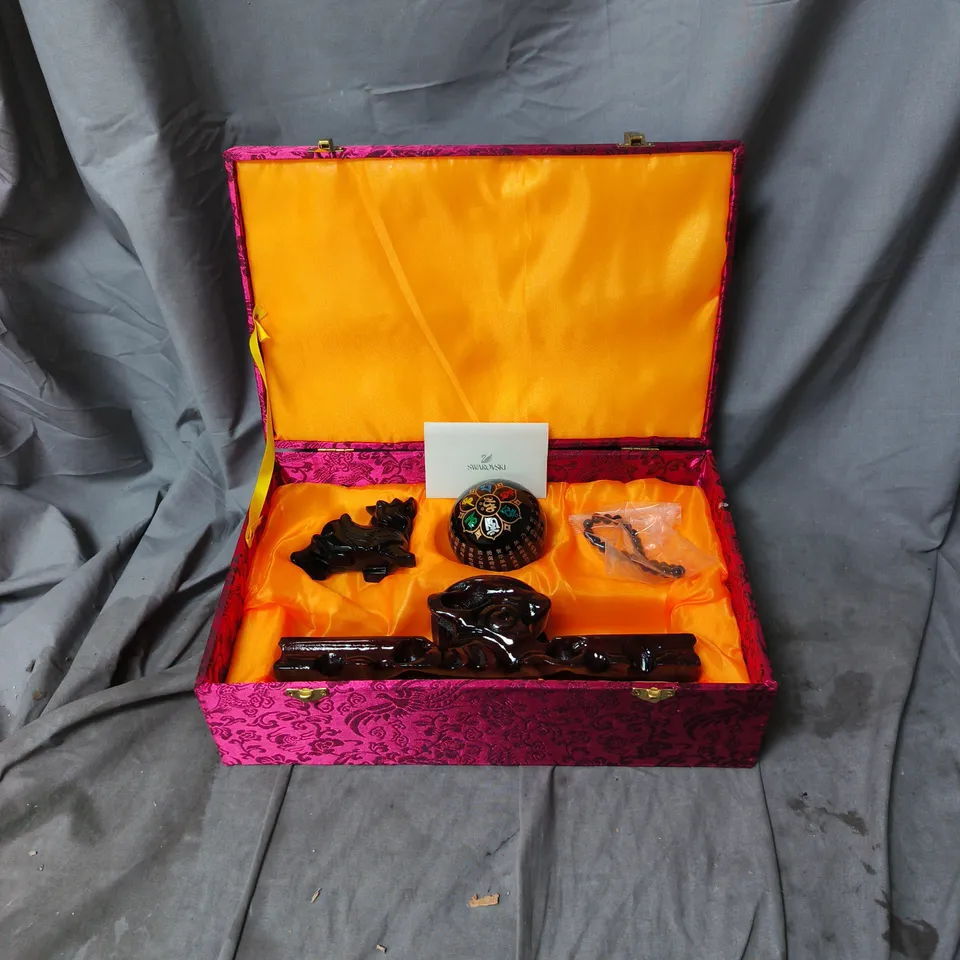 SWAROVSKI CRYSTAL DECORATIVE SET IN PINK PRESENTATION BOX