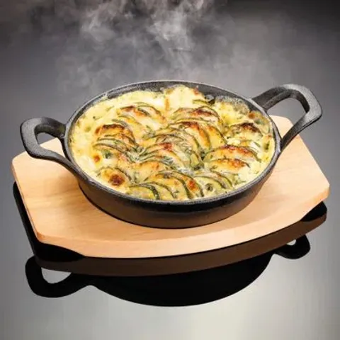 BOXED JUDGE SIZZLE AND SERVE 15CM CAST IRON GRATIN DISH IN SERVER BOARD (1 BOX)