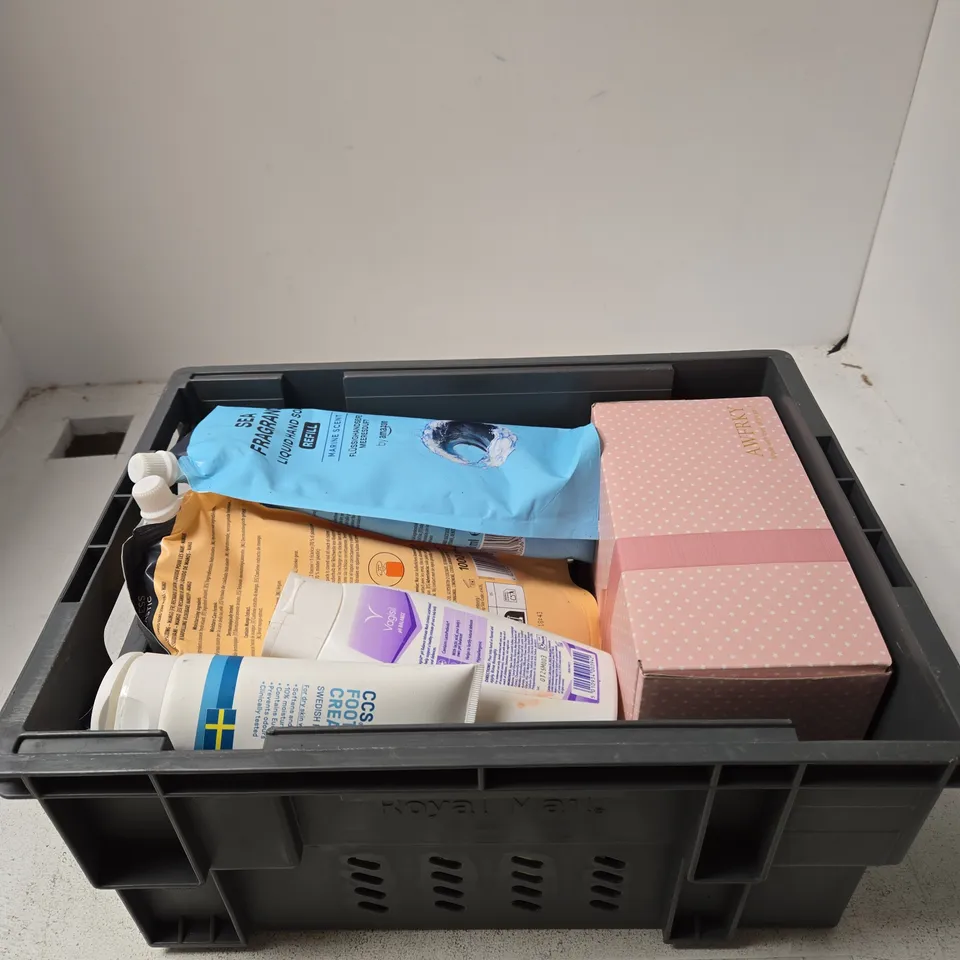 TOTE OF APPROXIMATELY 10 ASSORTED BEAUTY PRODUCTS INCLUDING MONDAY CONDITIONER, AMAZON LIQUID HAND SOAP AND VAGISILL DAILY INTIMATE WASH