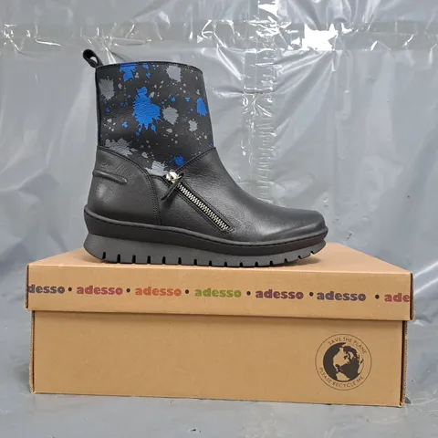 BOXED PAIR OF ADESSO SIDE-ZIP BOOTS IN BLACK W. GREY AND BLUE SPLATTER PATTERN SIZE EU 36