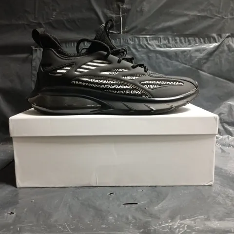 BOXED PAIR OF CONZURI VEXOR TRAINERS IN BLACK/WHITE SIZE 9.5