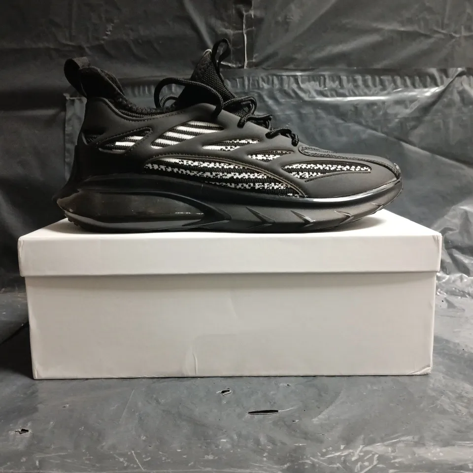 BOXED PAIR OF CONZURI VEXOR TRAINERS IN BLACK/WHITE SIZE 9.5