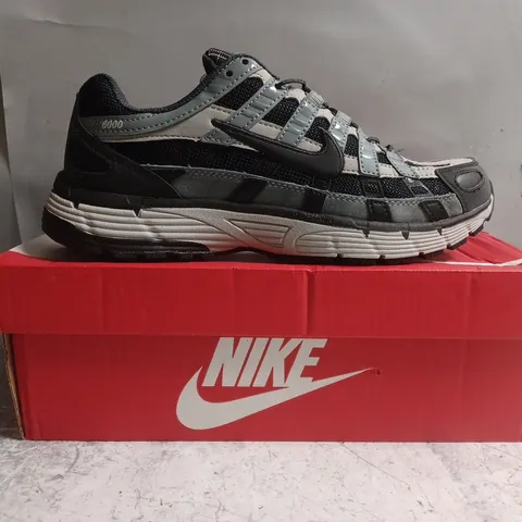 BOXED PAIR OF NIKE P-6000 TRAINERS IN GREY/BLACK SIZE UK 7.5