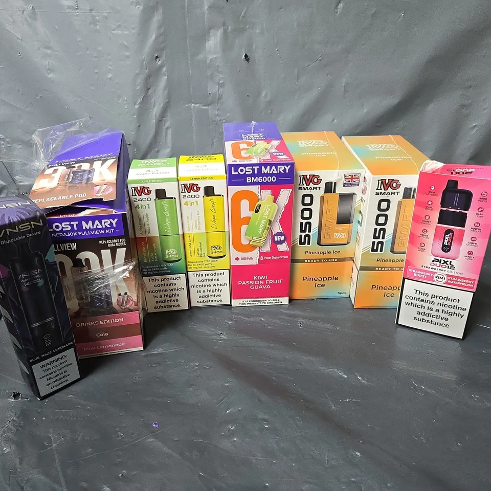 APPROXIMATELY 12 ASSORTED E-CIGARETTE & VAPING ITEMS IN VARIOUS BRANDS TO INCLUDE  IVG SMART 5500, PIXL DUO 12, VNSN QUAKE PRO, ETC - COLLECTION ONLY