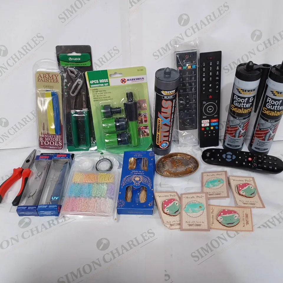 BOX TO CONTAIN APPROX. 25 X ASSORTED HOUSEHOLD PRODUCTS, INCLUDES DIY ITEMS, BADGES, FISHING ACCESSORIES, GARDEN TOOLS ETC 