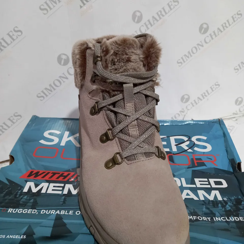 BOXED PAIR OF SKECHERS TREGO LACE UP FAUX FUR CUFF WATERPROOF BOOT TAUPE - SIZE 6