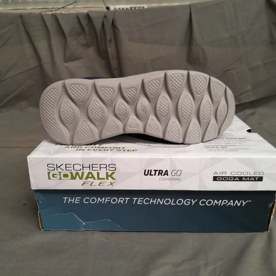 BOXED PAIR OF SKETCHERS GO WALK FLEX SHOE SIZE 9