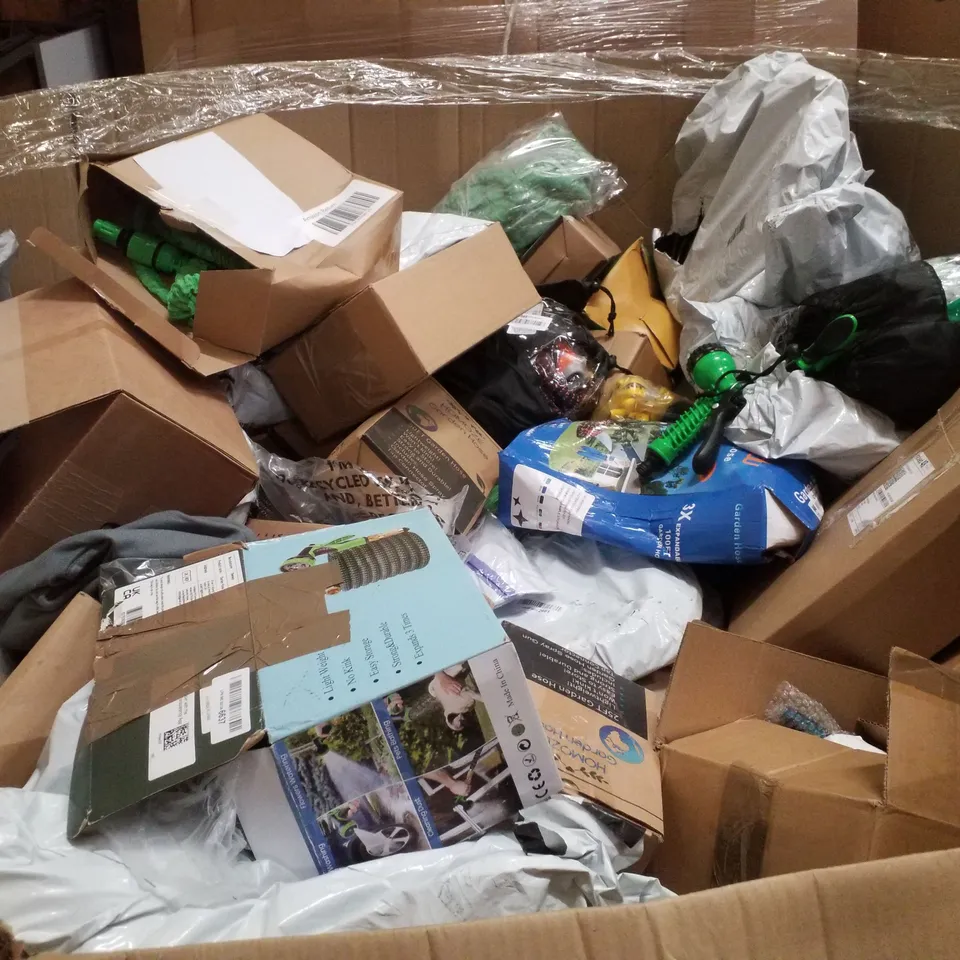 PALLET CONTAINING ASSORTED GARDEN HOSES & INFLATABLES 