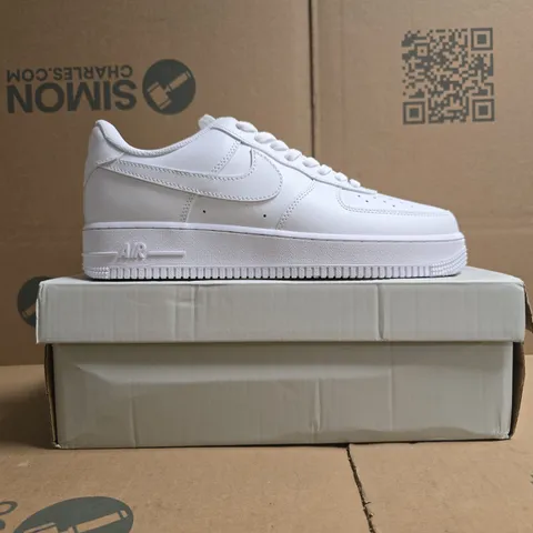 BOXED PAIR OF NIKE AIR FORCE 1 '07 SHOES IN WHITE SIZE UK 9