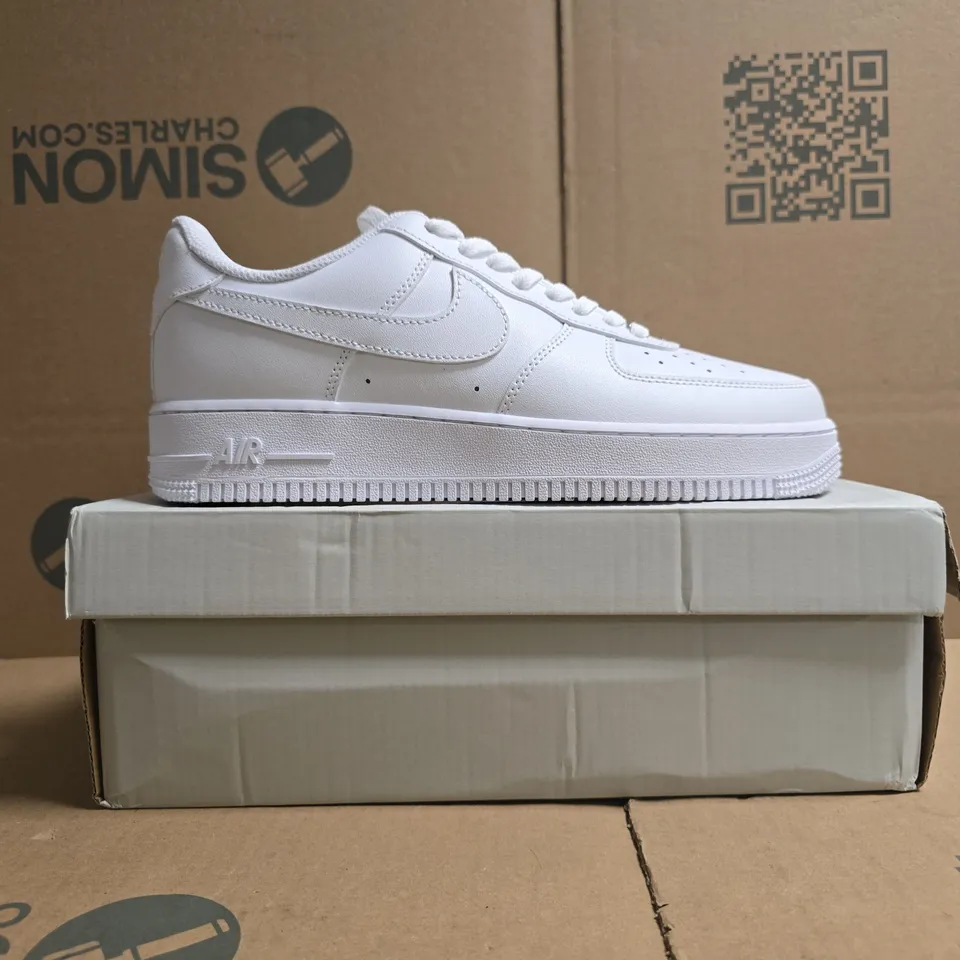 BOXED PAIR OF NIKE AIR FORCE 1 '07 SHOES IN WHITE SIZE UK 9