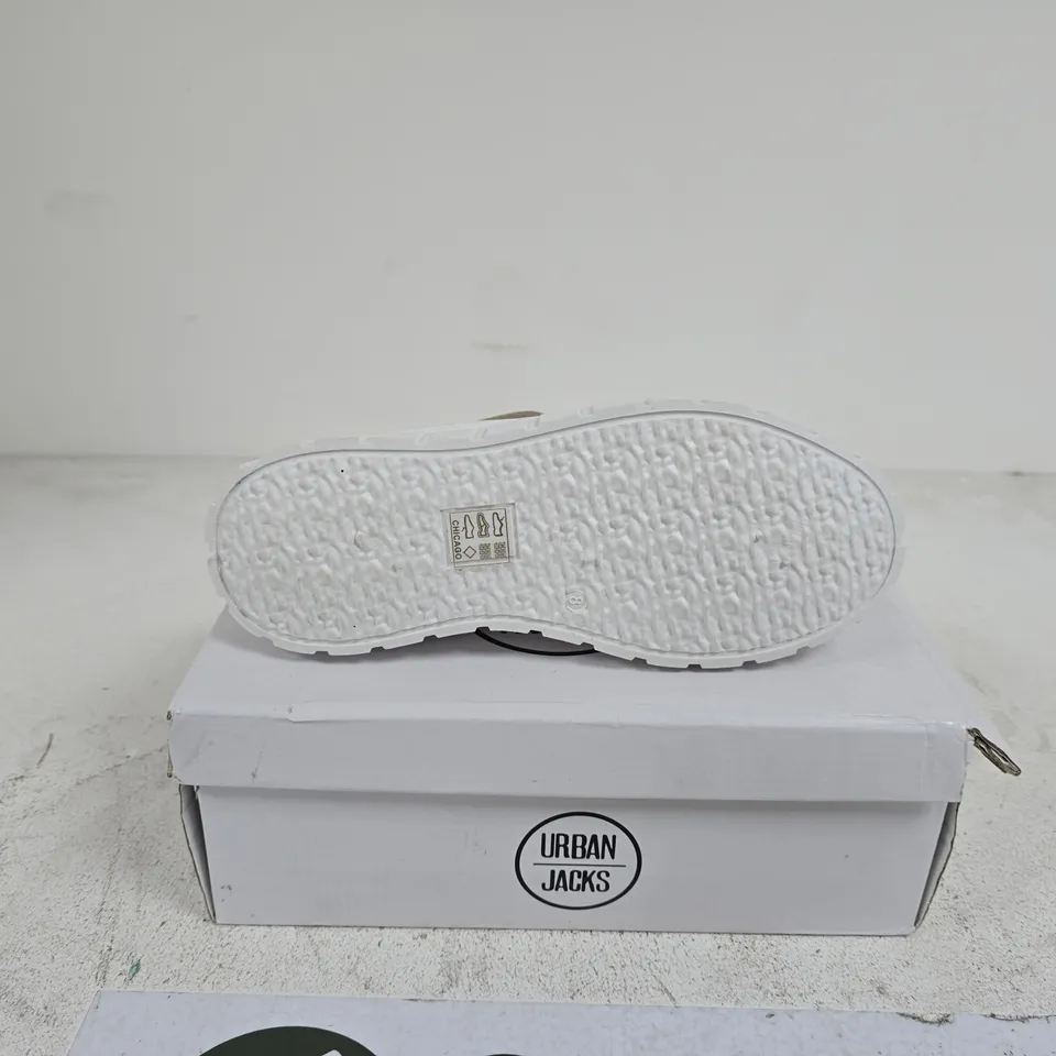 URBAN JACKS CHICAGO TAUPE TRAINERS SIZE 8 BOXED