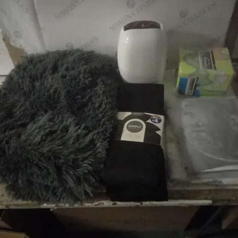 GROUP OF APPROX 5 ASSORTED ITEMS TO INCLUDE DOG BED, DEHUMIDIFIER, BED SHEETS ETC