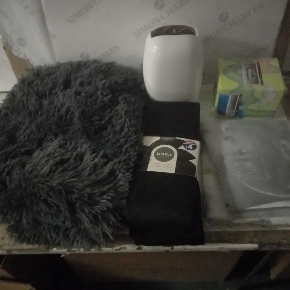 GROUP OF APPROX 5 ASSORTED ITEMS TO INCLUDE DOG BED, DEHUMIDIFIER, BED SHEETS ETC