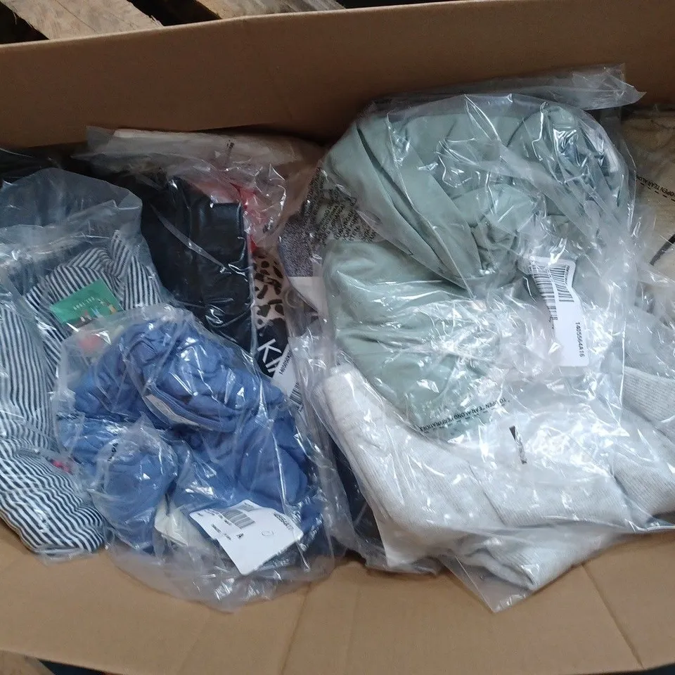 BOX OF ASSORTED CLOTHING ITEMS TO INCLUDE JACKETS, TROUSERAS, T-SHIRTS ETC 