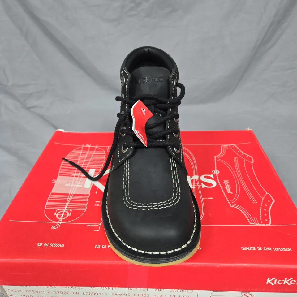 KICKERS BLACK LEATHER BOOTS – GUM SOLE, WHITE STITCHING. EU SIZE 41