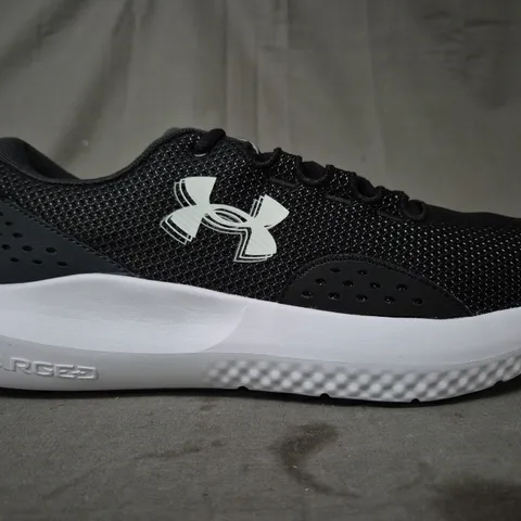 BOXED PAIR OF UNDER ARMOUR CHARGED SURGE 4 SHOES IN BLACK/GREY UK SIZE 9