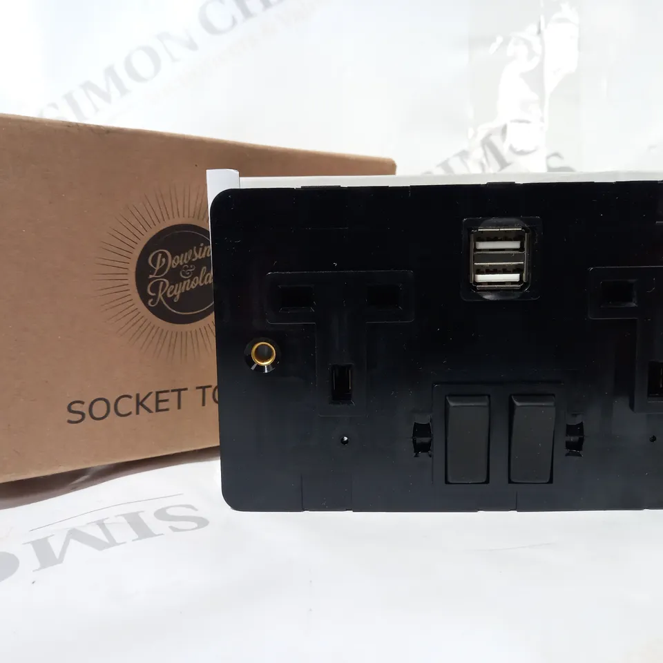BOXED DOWSING & REYNOLDS 2 GANG WALL SOCKET WITH USB