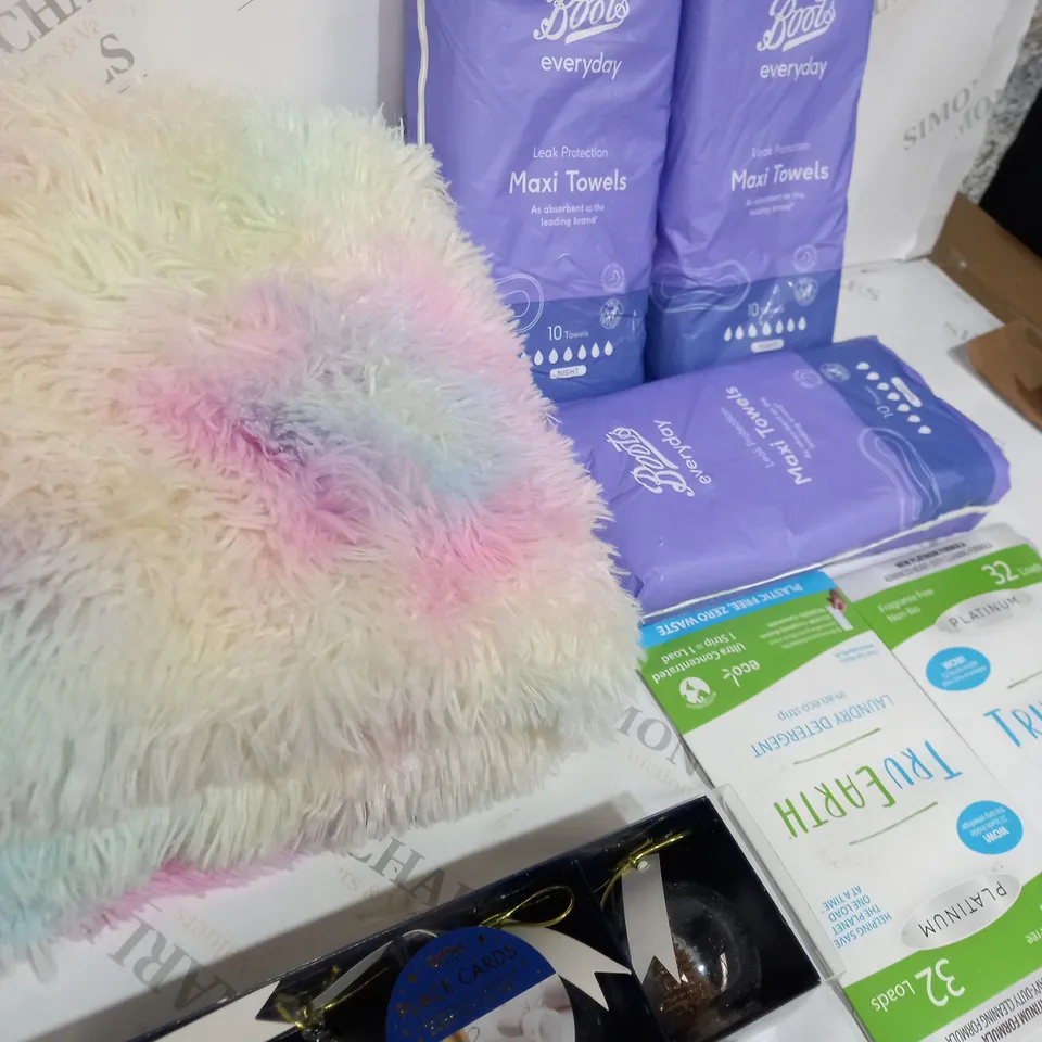 BOX OF ITEMS APPROXIMATELY 10 TO INCLUDE LARGE RAINBOW BLANKET, WOMAN'S MAXI TOWELS, PERSONALISED CHRISTMAS TREE DECORATIONS ETC