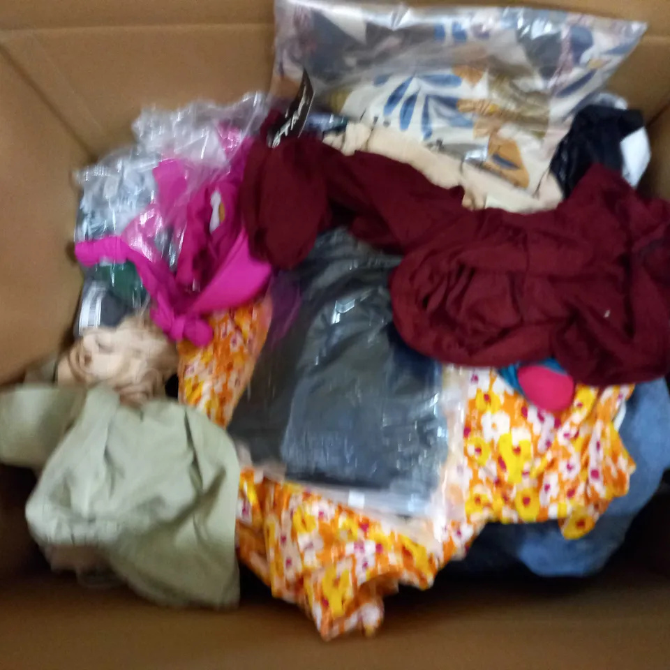 LARGE QUANTITY OF CLOTHING ITEMS TO INCLUDE DRESSES, SWEATERS, JEANS, T-SHIRTS, ETC