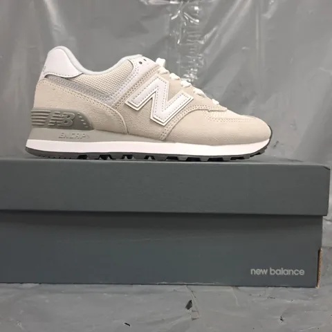 BOXED PAIR OF NEW BALANCE TRAINERS IN CREAM/WHITE SIZE UK 4