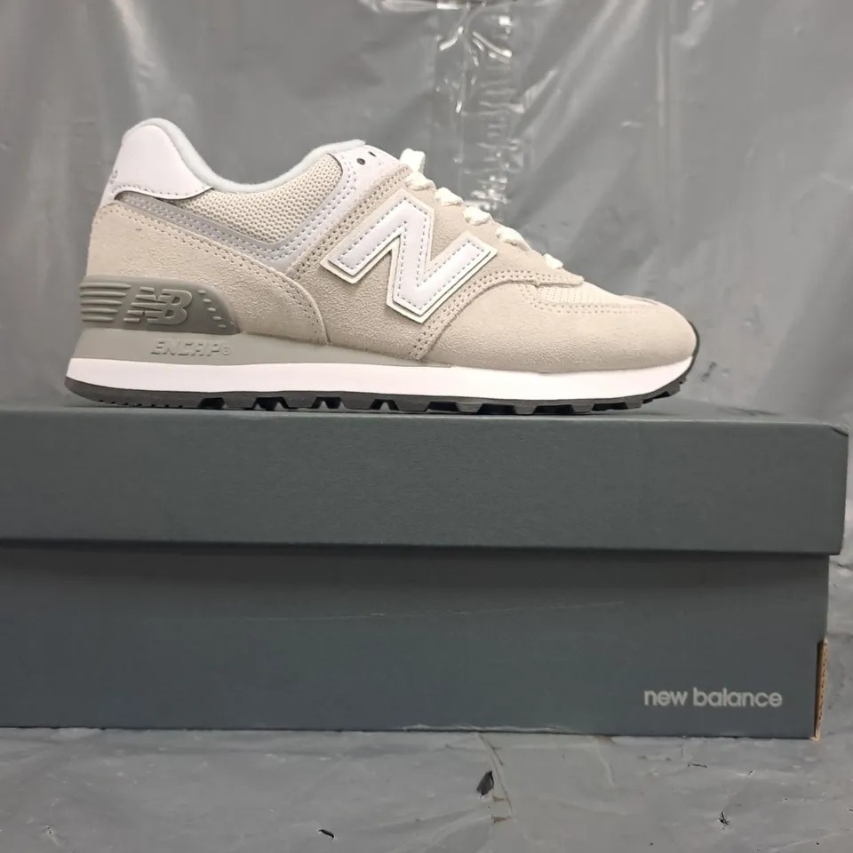 BOXED PAIR OF NEW BALANCE TRAINERS IN CREAM/WHITE SIZE UK 4