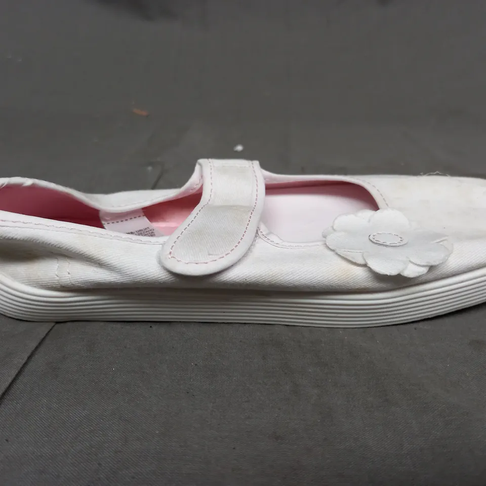 A BOX OF APPROXIMATELY 20 PAIRS OF WHITE SHOES. VARIOUS SIZES