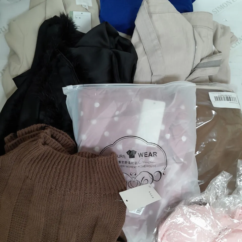BOX OF APPROXIMATELY 25 ASSORTED CLOTHING ITEMS TO INCUDE - JUMPERS , JACKETS , BAG ETC