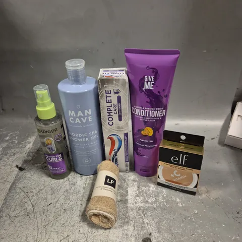 APPROXIMATELY 20 HEALTH AND BEAUTY PRODUCTS TO INCLUDE AQUAFRESH TOOTHPASTE, MANCAVE SHOWER GEL AND GARNIER CURLS SPRAY