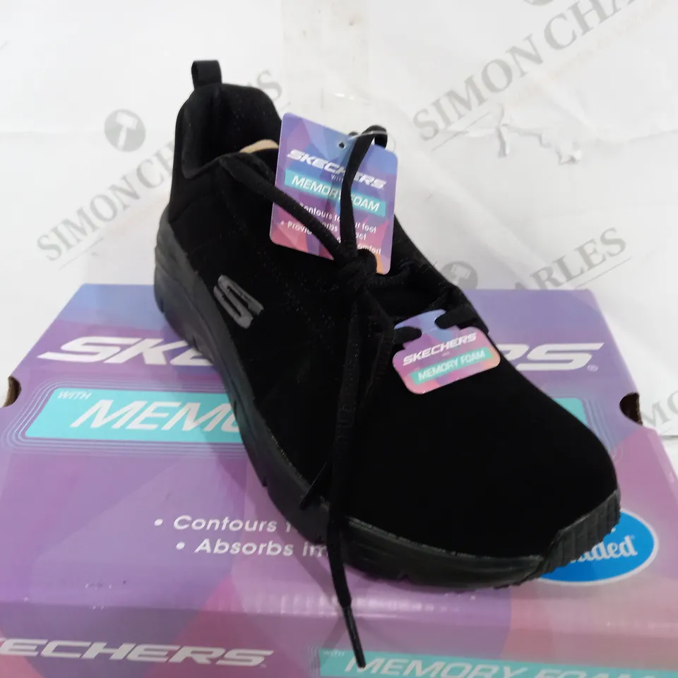 BOXED PAIR OF SKETCHERS MEMORY FOAM FASHION F WEDGE TRAINERS IN BLACK - UK 6