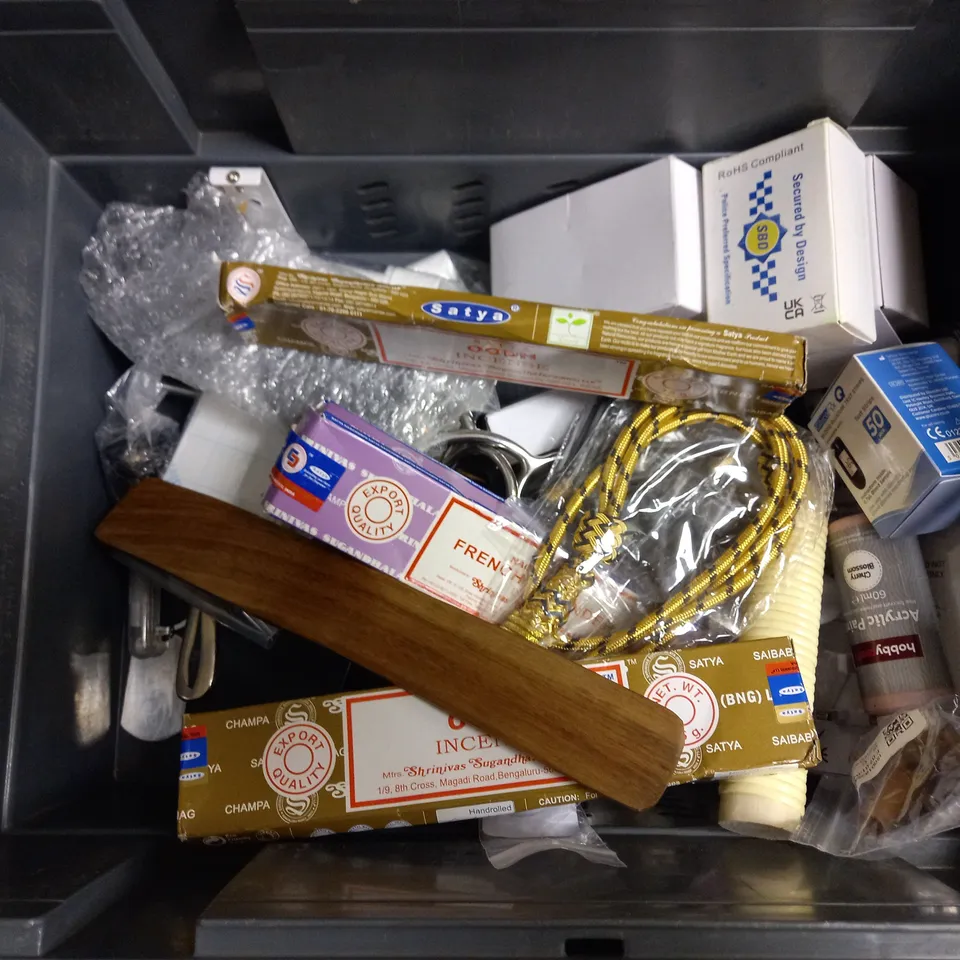 BOX OF APPROX 10 HOUSEHOLD ITEMS TO INCLUDE LED NIGHT LIGHT, PLUG IN TIMER, REVELL DECAL SOFT