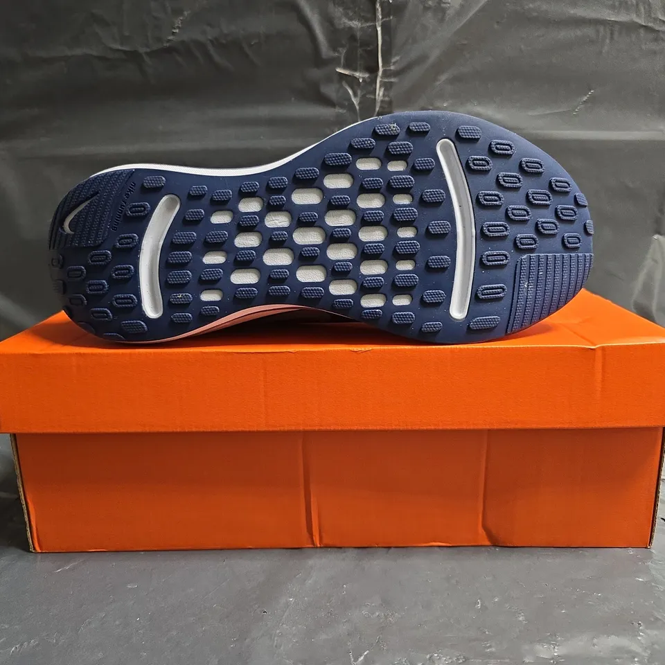 BOXED PAIR OF NIKE JOURNEY RUN TRAINERS IN INDIGO/SILVER SIZE UK 6.5