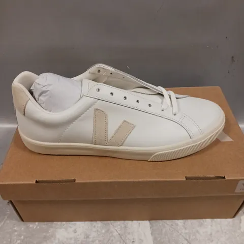 BOXED PAIR OF VEJA ESPLAR LOGO TRAINERS - 9