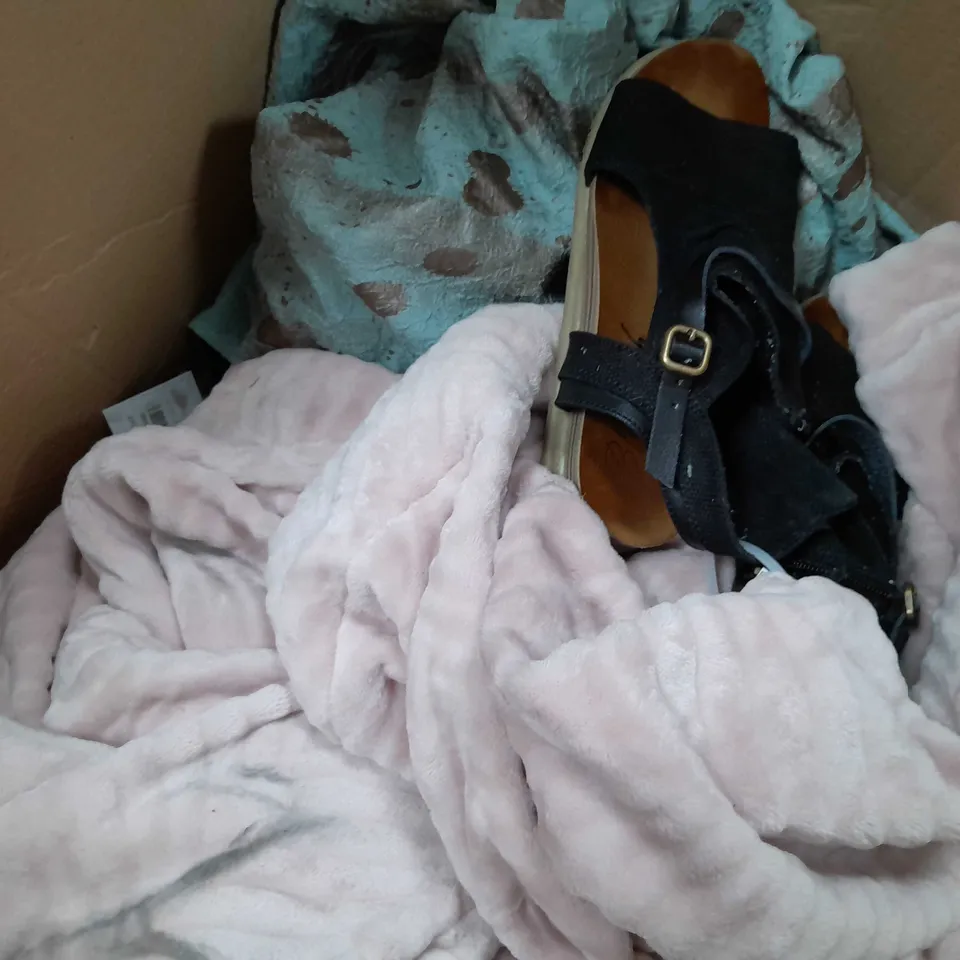 APPROXIMATELY 20 ASSORTED ITEMS TO INCLUDE PAIR OF RIEKER BOOTS, KIM&CO BLOUSE, BADGLEY MISCHKA TROUSERS 