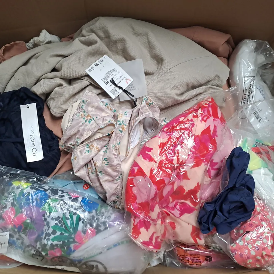 BOX OF APPROXIMATELY 20 ASSORTED CLOTHING AND FASHION ITEMS IN VARIOUS STYLES AND SIZES TO INCLUDE TOPS , DRESSES , JEANS , ETC